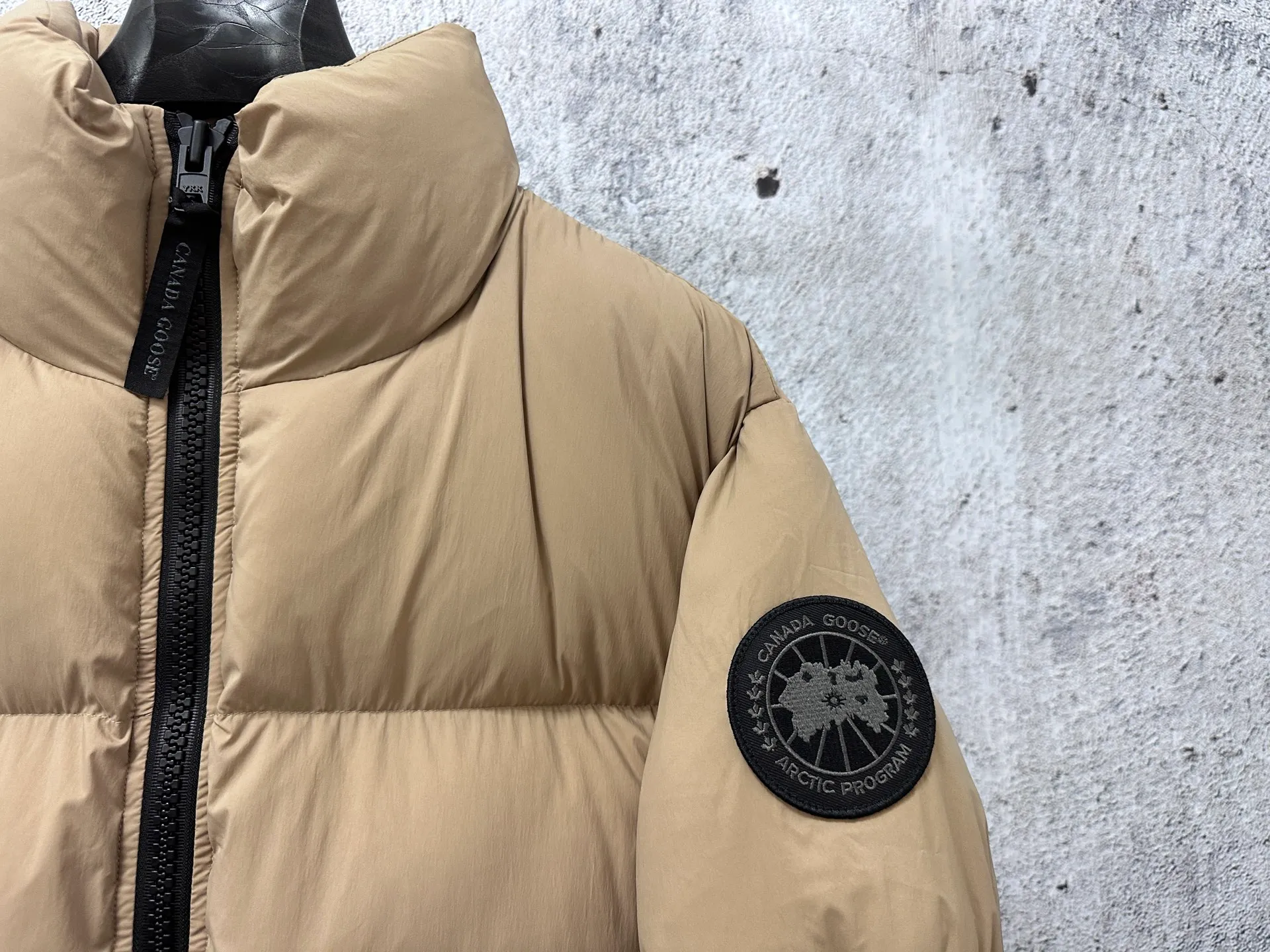P840 【Canada gooes】Large Goose Sleeve Stand Collar Down Jacket Lawrence down jacket provides basic protection for daily adventures. Delicately soft fabric, this is a water-repellent fabric that is soft to the touch yet durable. Filled with extremely fluffy white duck down. This piece has a quilted body and structured down. Padded collar and reflective double-stripe grip tape. Extended hem and tucked-in inner rib-knit cuffs. Size: XS-2XL